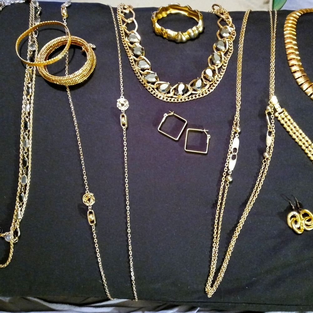 11 pc Gold Tone Jewelry Lot